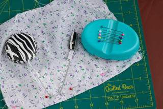 The Quilted Bear Magnetic Pin Dish with 25 Sewing Pins (Turquoise)