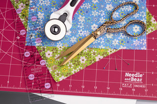 Needle and Bear Rotating Cutting Mat 18'' x 18'' (Pink)